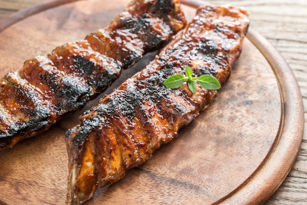 Côtes de porc grillées sur la planche de bois