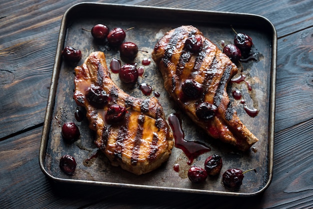 Côtes de porc grillées avec sauce aux prunes