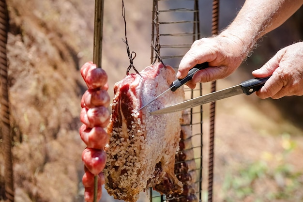 côtes de porc rôties au bois de chauffage belles au gros sel