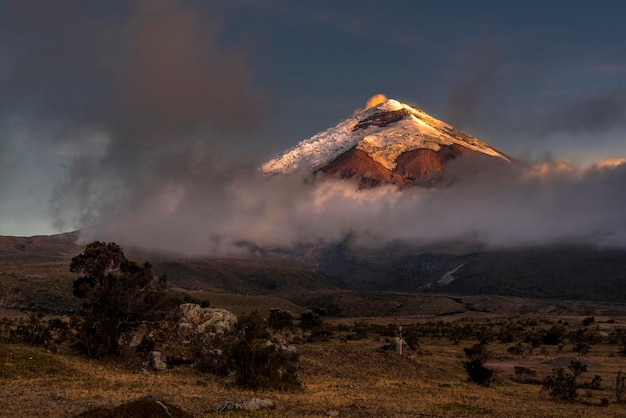 Cotopaxi entre la nuit et le jour