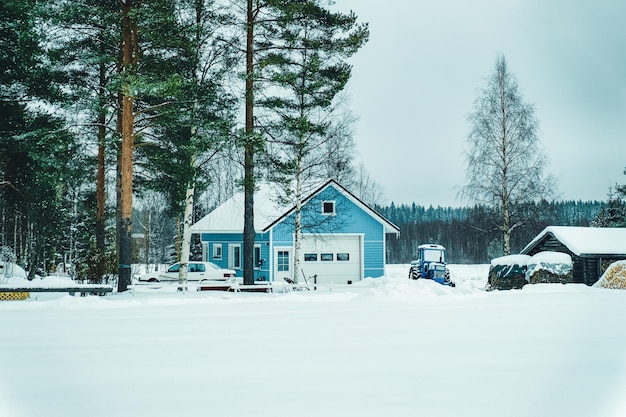 Cottage House en hiver enneigé de Finlande en Laponie à Noël