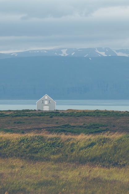 Cottage de revêtement au littoral de l'Est de l'Islande.