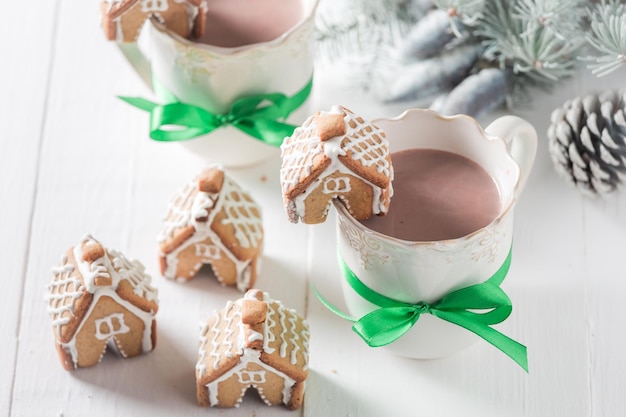 Cottages en pain d'épice aromatiques avec du cacao savoureux comme collation de Noël