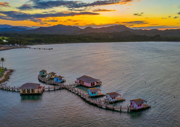 Cottages et quais sur la mer pendant le coucher du soleil à Maimon Bay Puerto Plata République Dominicaine