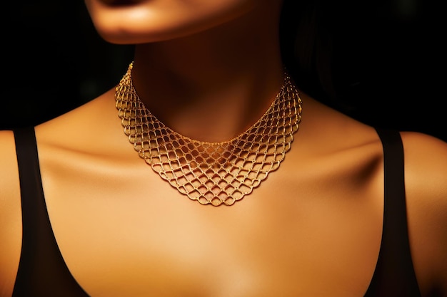 Un cou de femme avec un collier de chaîne d'or