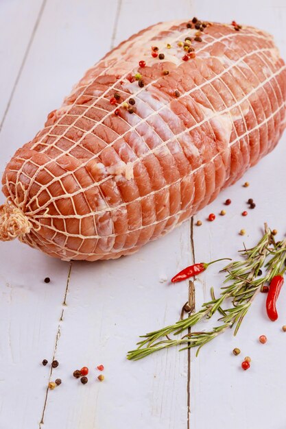 Cou de porc cru prêt pour la cuisson sur table en bois.