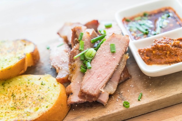 cou de porc cuit au charbon de bois avec du pain à l&#39;ail