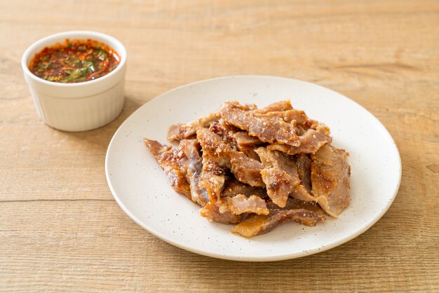 Cou de porc grillé ou cou de porc bouilli au charbon de bois avec trempette épicée thaïlandaise