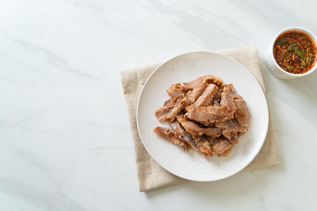 Cou de porc grillé ou cou de porc bouilli au charbon de bois avec trempette épicée thaïlandaise