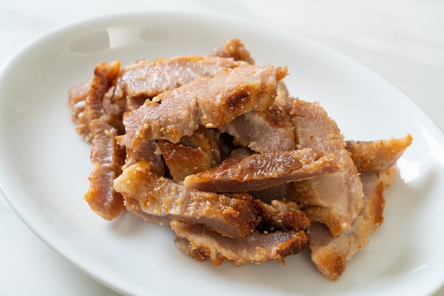 Cou de porc grillé ou cou de porc bouilli au charbon de bois avec trempette thaï épicée