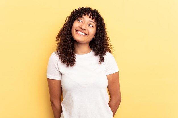 Cou riant détendu et heureux étiré montrant les dents