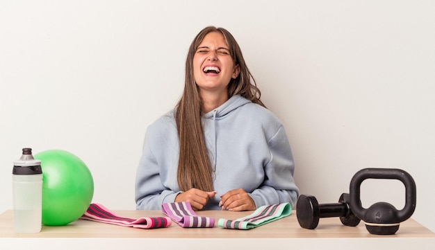 Cou riant détendu et heureux étiré montrant les dents