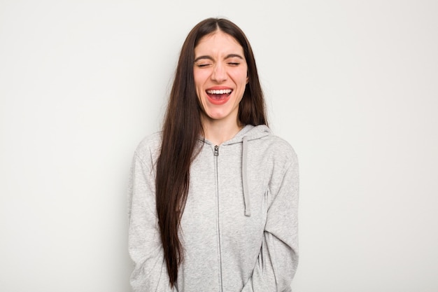 Cou riant détendu et heureux étiré montrant les dents