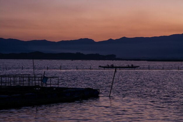 Couchant du soleil au crépuscule à Kwan Payao Province de Payao en Thaïlande