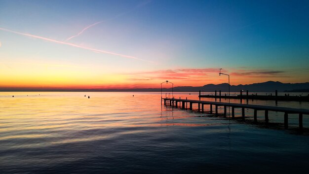 Couchant de soleil sur le lac de Garda Italie Paysage italien Pier en perspective