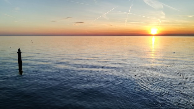 Couchant de soleil sur le lac de Garda Italie Paysage italien Pier en perspective