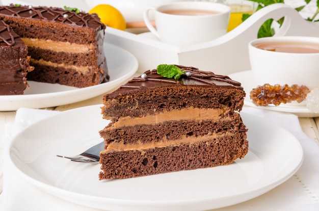 Couche de gâteau au chocolat avec crème au beurre. Gâteau traditionnel de Prague. Cuisine russe