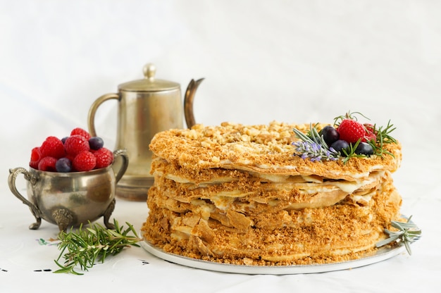 couche de gâteau Napoléon aux baies myrtille et framboise à la crème