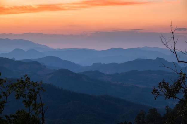 Couche montagne colorée au coucher du soleil, doi kiew lom, mae hong son, thaïlande