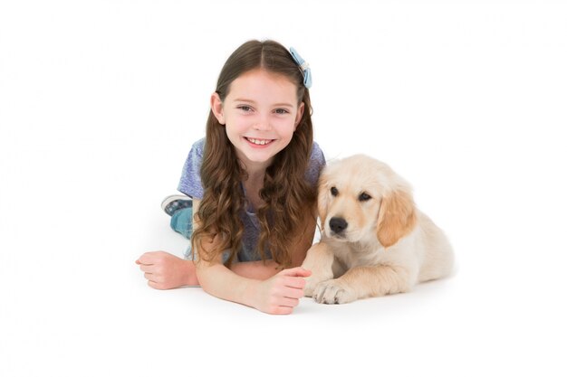 Couché petite fille avec un chien