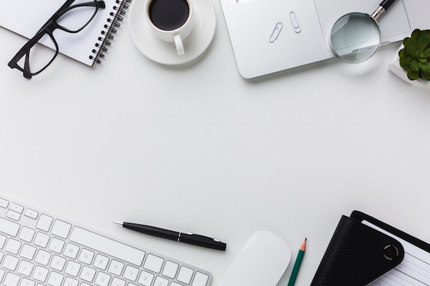 Une couche plate d'essentiels de bureau