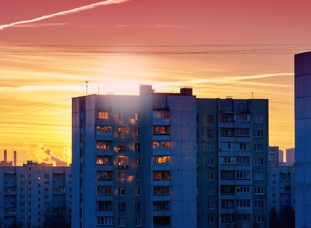 Coucher du soleil à la banlieue industrielle de Moscou