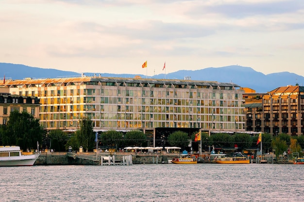 Coucher du soleil avec des bateaux sur le lac Léman en été, Genève, Suisse