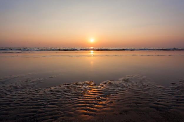 Coucher du soleil de beauté sur la plage de Goa en Inde