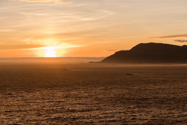 Coucher du soleil à Breiddalsvik dans la campagne est islandaise