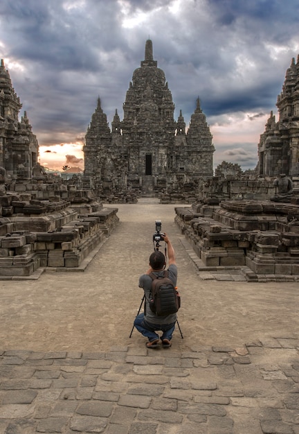 Photo coucher du soleil à candi sewu, le centre de java, indonésie