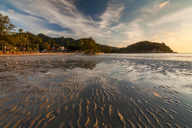 Coucher du soleil coloré sur l'île tropicale Koh Chang Thaïlande