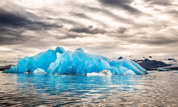 Coucher du soleil dans le célèbre lagon glaciaire de Jokulsarlon Islande