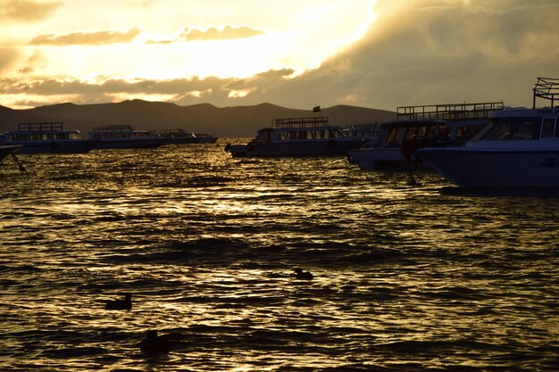 Coucher du soleil dans un port de la ville de Copacabana sur le lac Titicaca Bolivie