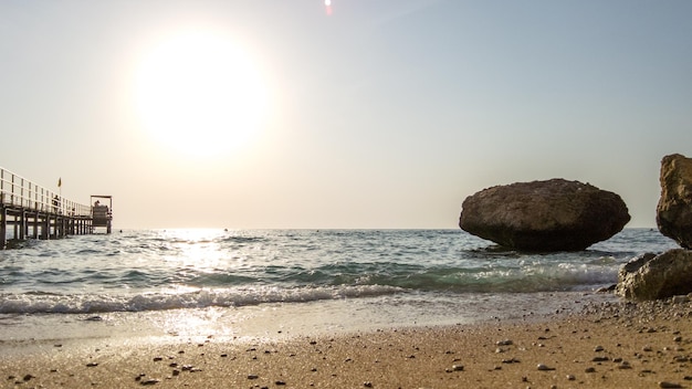 Coucher du soleil de l'Egypte. vue sur la plage d'egypte et la mer rouge au coucher du soleil