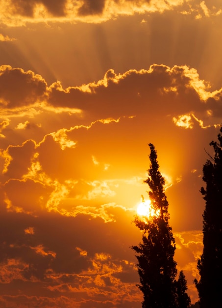 Coucher du soleil d'été d'or avec de beaux nuages de Cumulus en Grèce