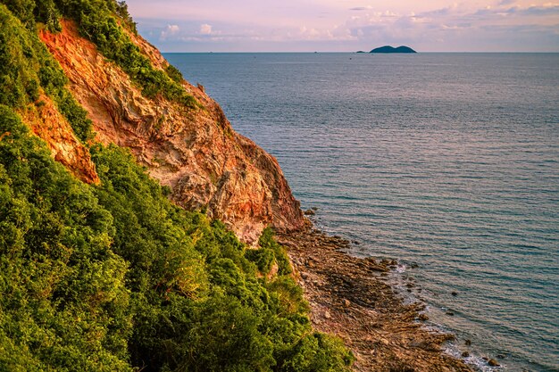 Coucher du soleil à la falaise géante de l'île de Larn Koh Larn Belle mer à Chonburi Thaïlande