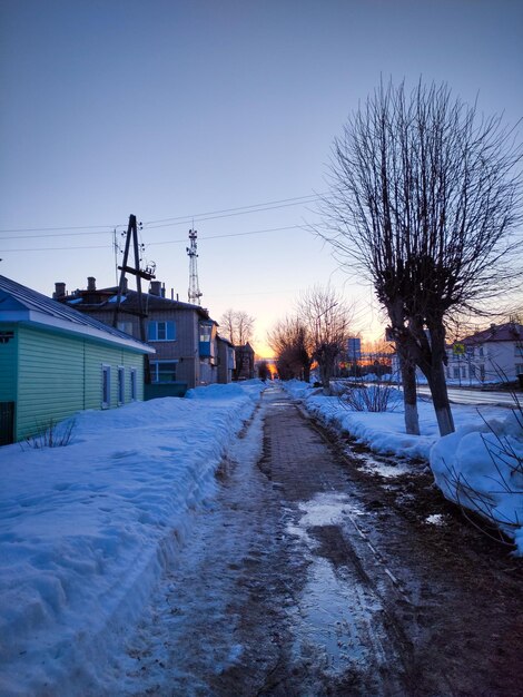 Coucher du soleil d'hiver sur une rue de ville