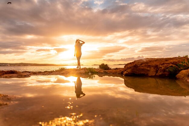 Coucher du soleil à Ibiza un jeune touriste profitant de San Antonio Abad Baléares