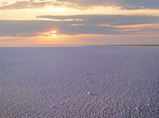 Coucher du soleil lac salé rose Genichesk Ukraine