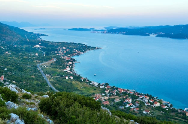 Coucher du soleil sur la mer, îles croates et village de Viganj au bord de la mer (péninsule de PeljeÃ…Â¡ac, Croatie) et village et île de Korcula dans le lointain