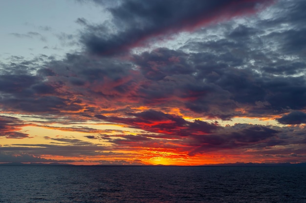 Coucher du soleil en mer Méditerranée Grèce