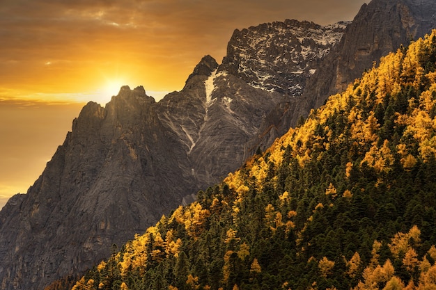 Coucher du soleil à la montagne en saison d'automne dans la réserve naturelle de Yading Daocheng County