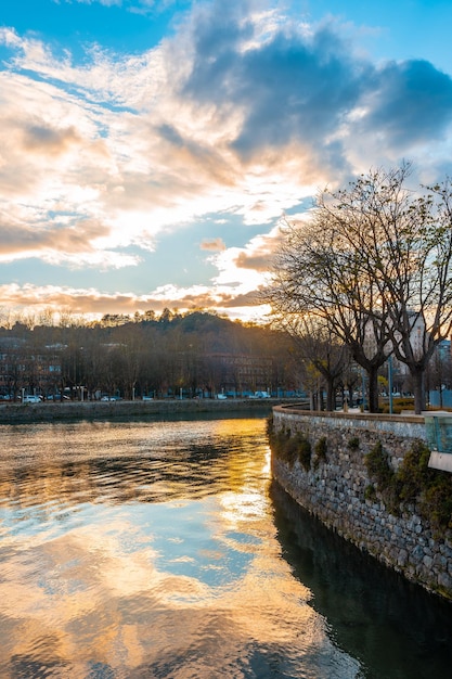 Coucher du soleil avec des nuages dans la rivière Uremea de San Sebastian ville touristique un matin de printemps Gipuzkoa Pays Basque