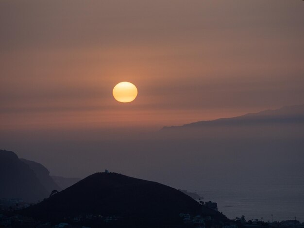 Coucher du soleil avec des nuages de La Orotava en île de Ténérife