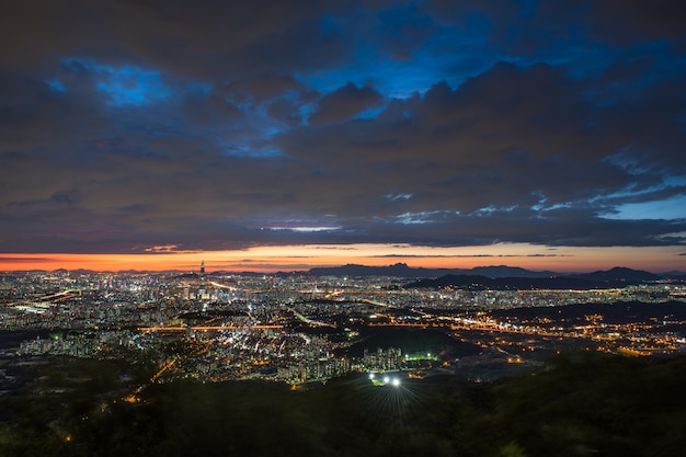 Le coucher du soleil et la nuit vue de Séoul de Namhansansung