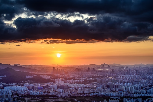 Le coucher du soleil et la nuit vue de Séoul de Namhansansung