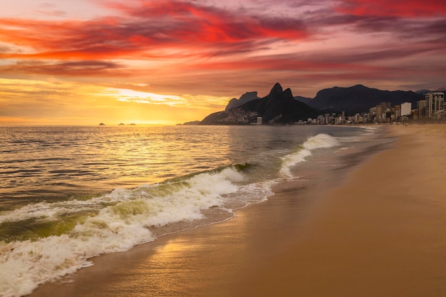 Coucher du soleil sur l'océan à la plage d'Ipanema de Rio de Janeiro Brésil