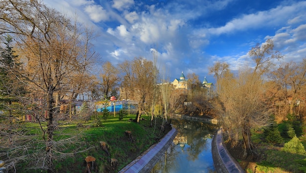 Coucher du soleil orange dans la ville d'Almaty Kazakhstan