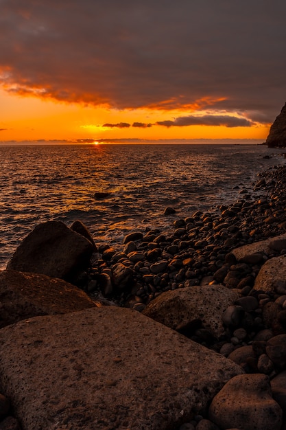 Coucher du soleil orange sur la plage de Puerto de Tazacorte sur l'île de La Palma, Îles Canaries. Espagne