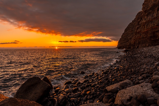 Coucher du soleil orange sur la plage de Puerto de Tazacorte sur l'île de La Palma, Îles Canaries. Espagne